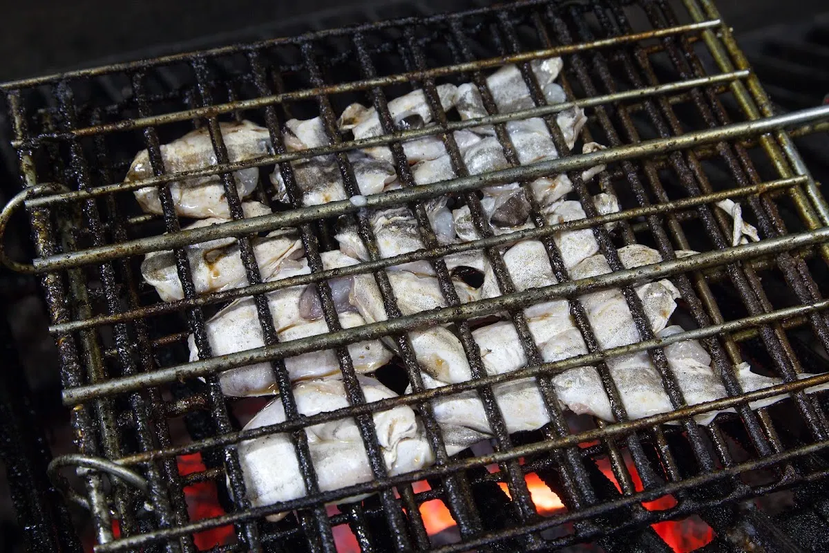 Pescado cocinándose a la brasa en Pedro Juan Jatetxea Erretegia