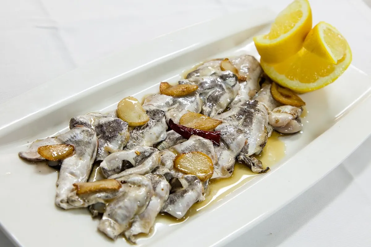 Plato de pescado con limón servido en Pedro Juan Jatetxea Erretegia