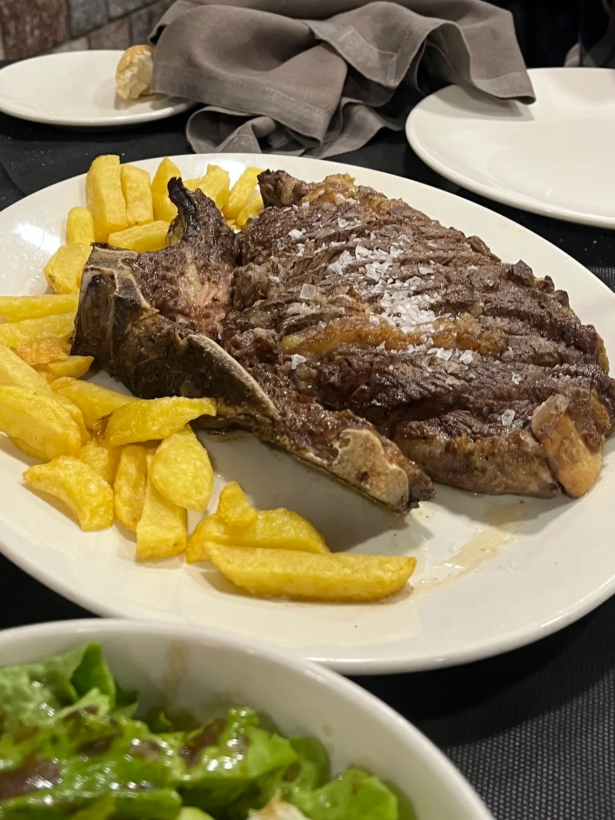 Chuleta con patatas fritas en Pedro Juan Jatetxea Erretegia