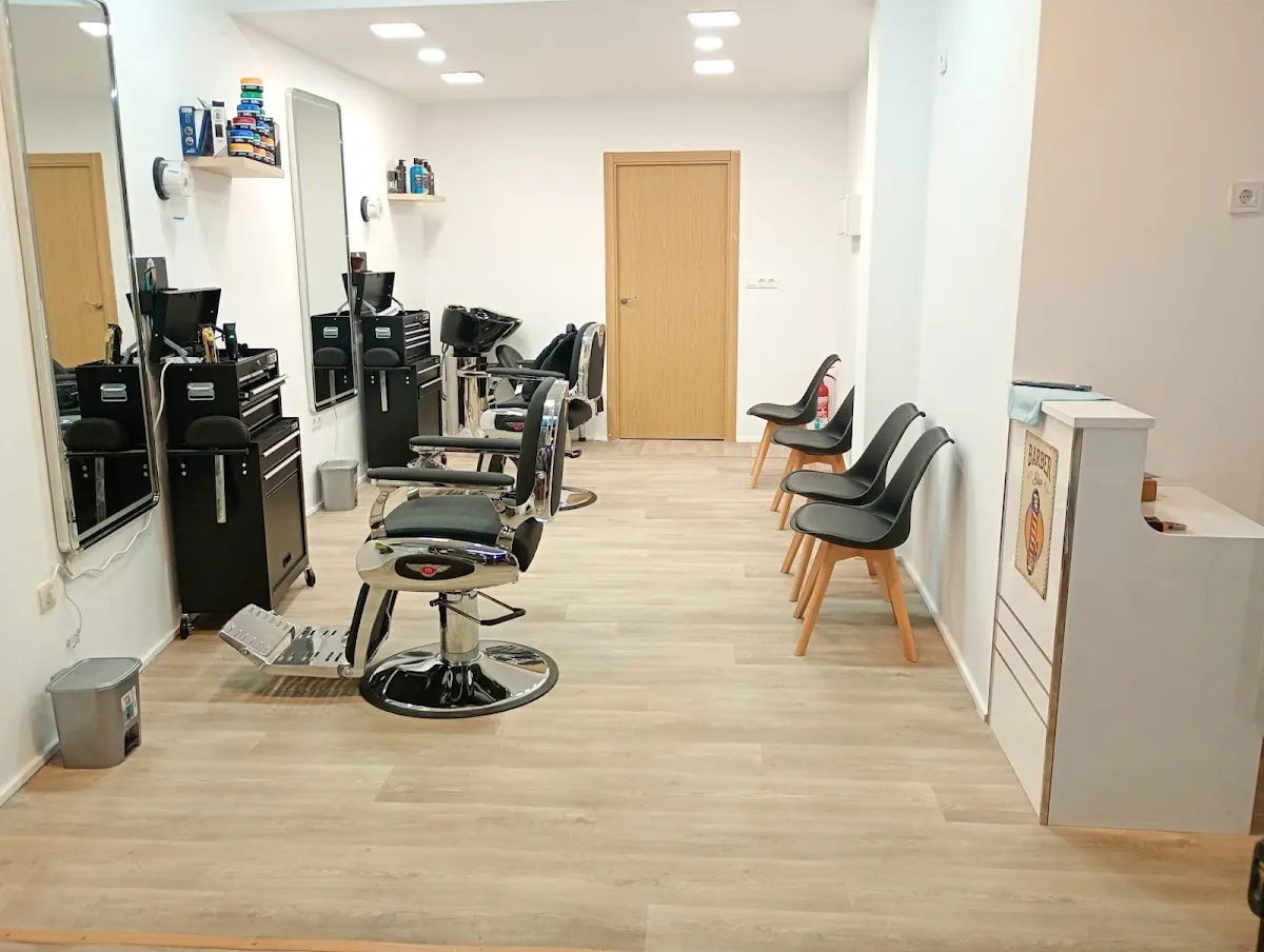 Puestos de corte y zona de espera de PELUQUERIA ABDEL BARBER SHOP.