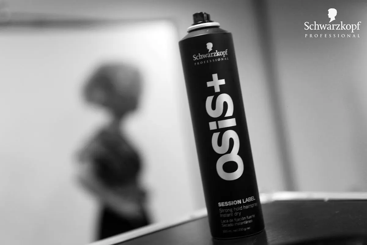 Producto de peluquería Schwarzkopf OSIS+ en un salón, en blanco y negro.