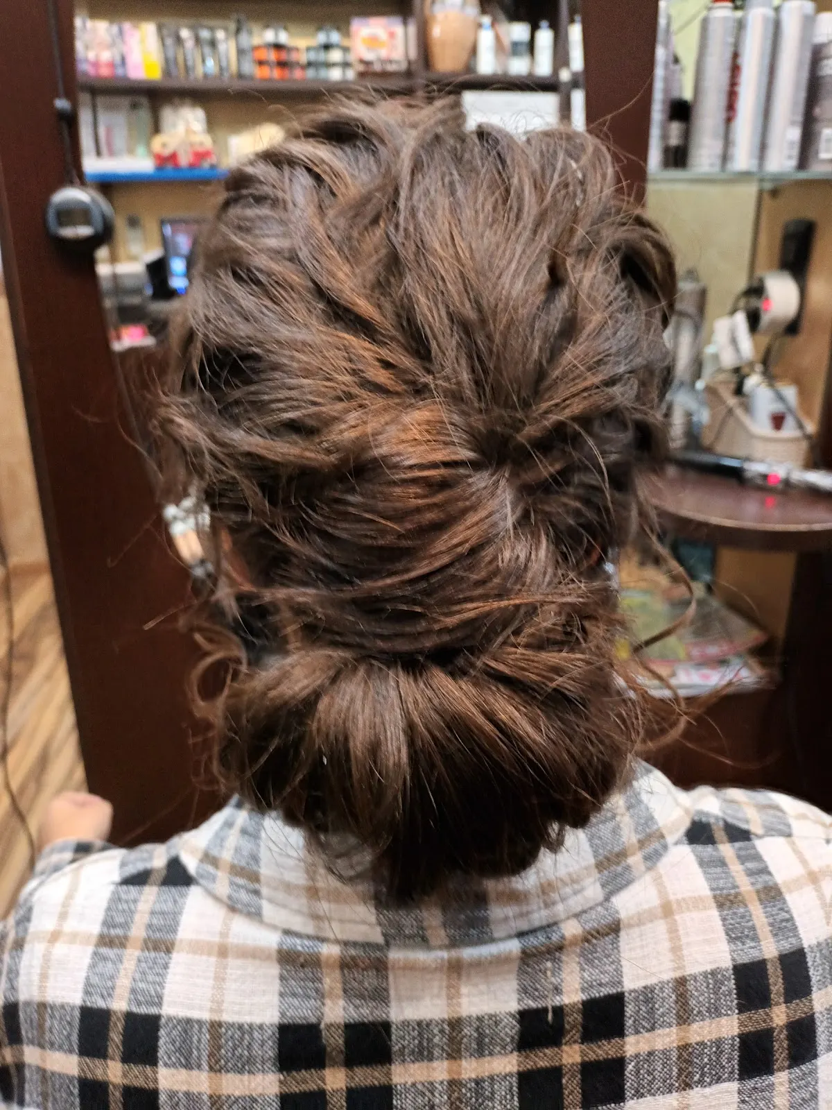 Recogido bajo en cabello castaño visto desde atrás en Peluquería Amaia Estilistas.