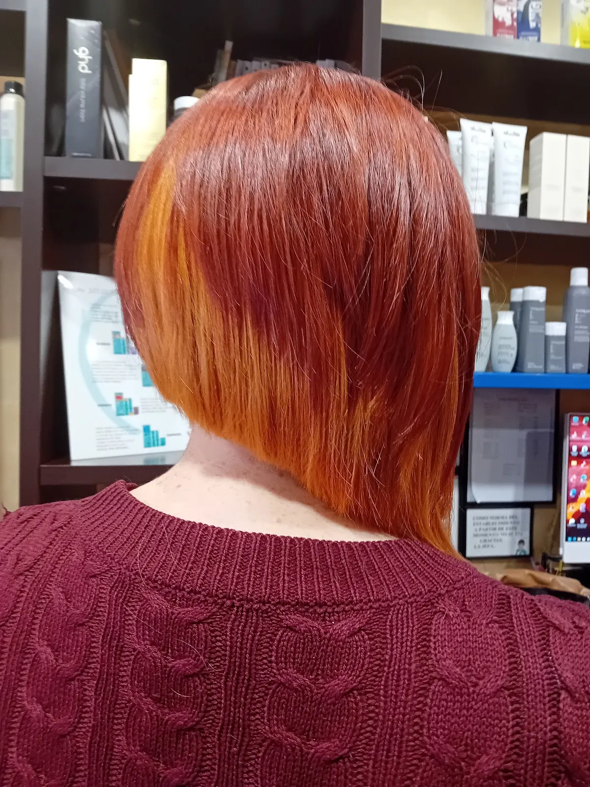 Corte escalonado en cabello cobrizo visto desde atrás en Peluquería Amaia Estilistas.