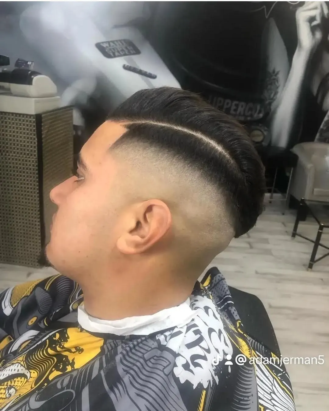 Corte degradado con raya lateral en Peluquería Barbería Anass