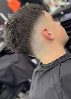 Vista posterior de un corte degradado en Peluquería Barbería Anass