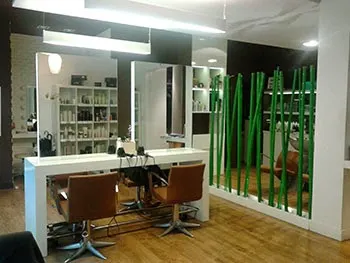 Interior de Peluquería Barebare con puestos de trabajo y sillones de peluquería.
