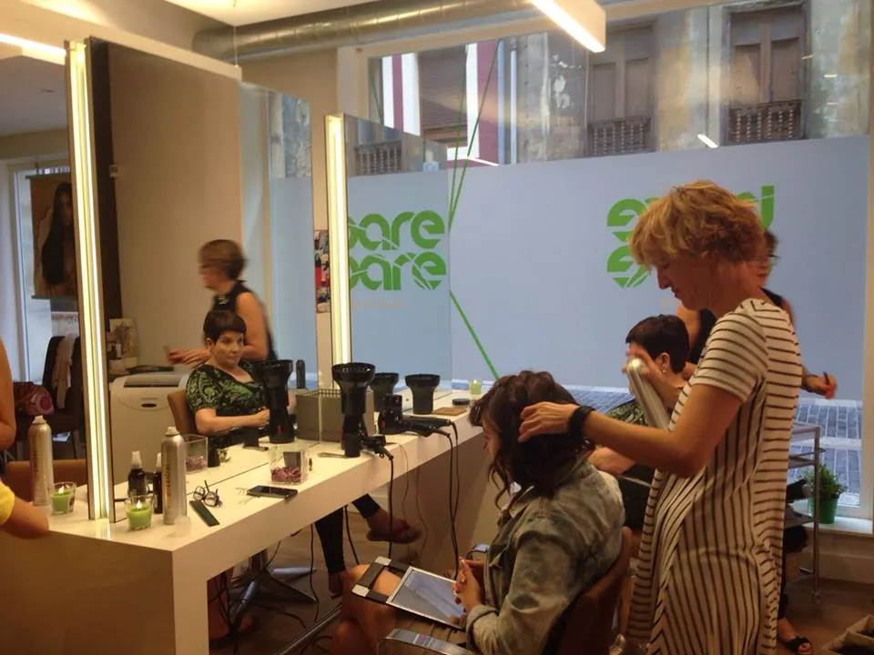 Profesional de Peluquería Barebare atendiendo a una clienta en el salón.