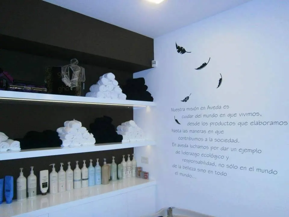 Estanterías con productos capilares y mensaje sobre el cuidado del medio ambiente en Peluquería Barebare.