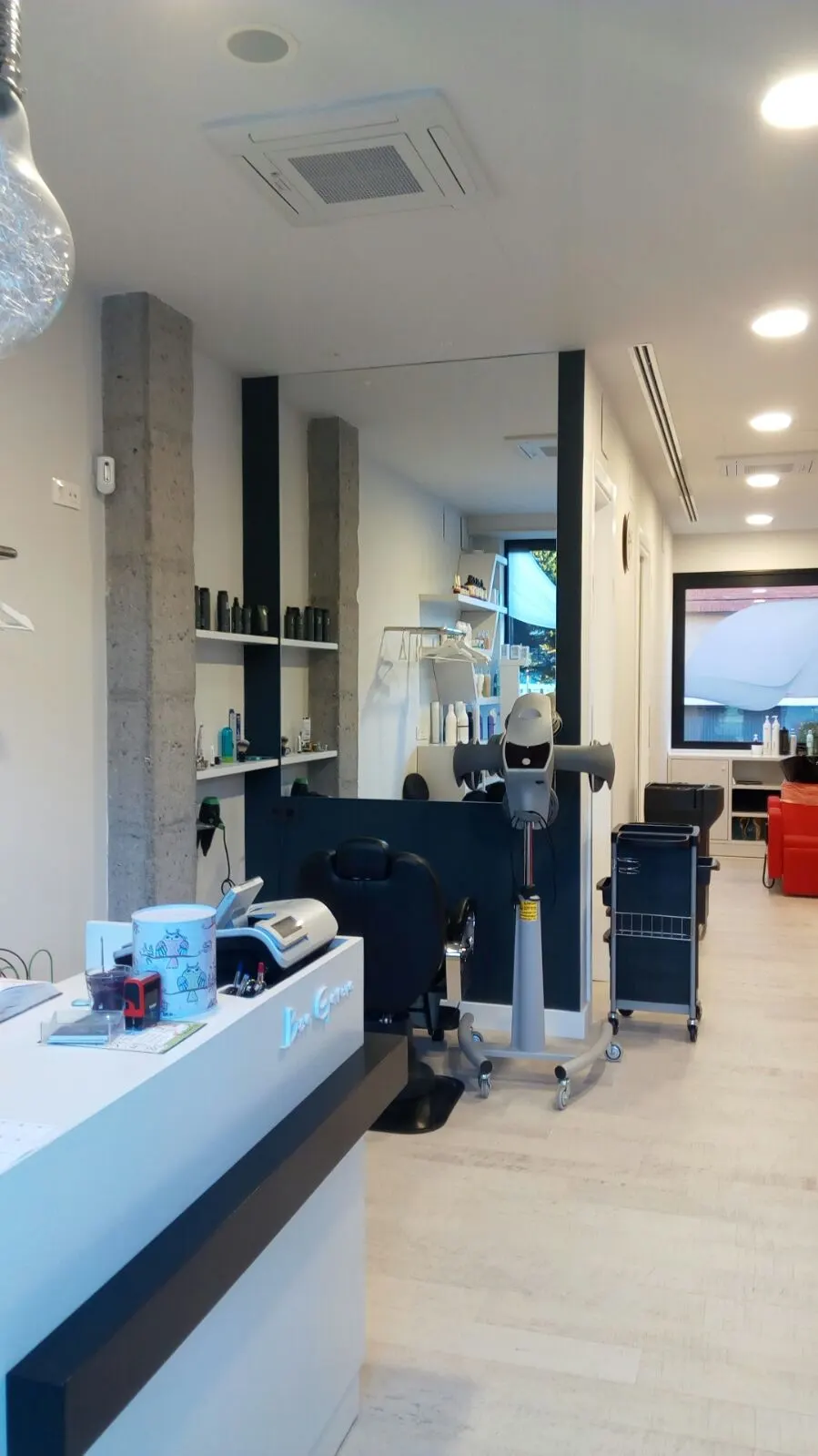 Zona de trabajo de Peluquería Bea Garcia Ileapaindegia con sillones y estanterías.