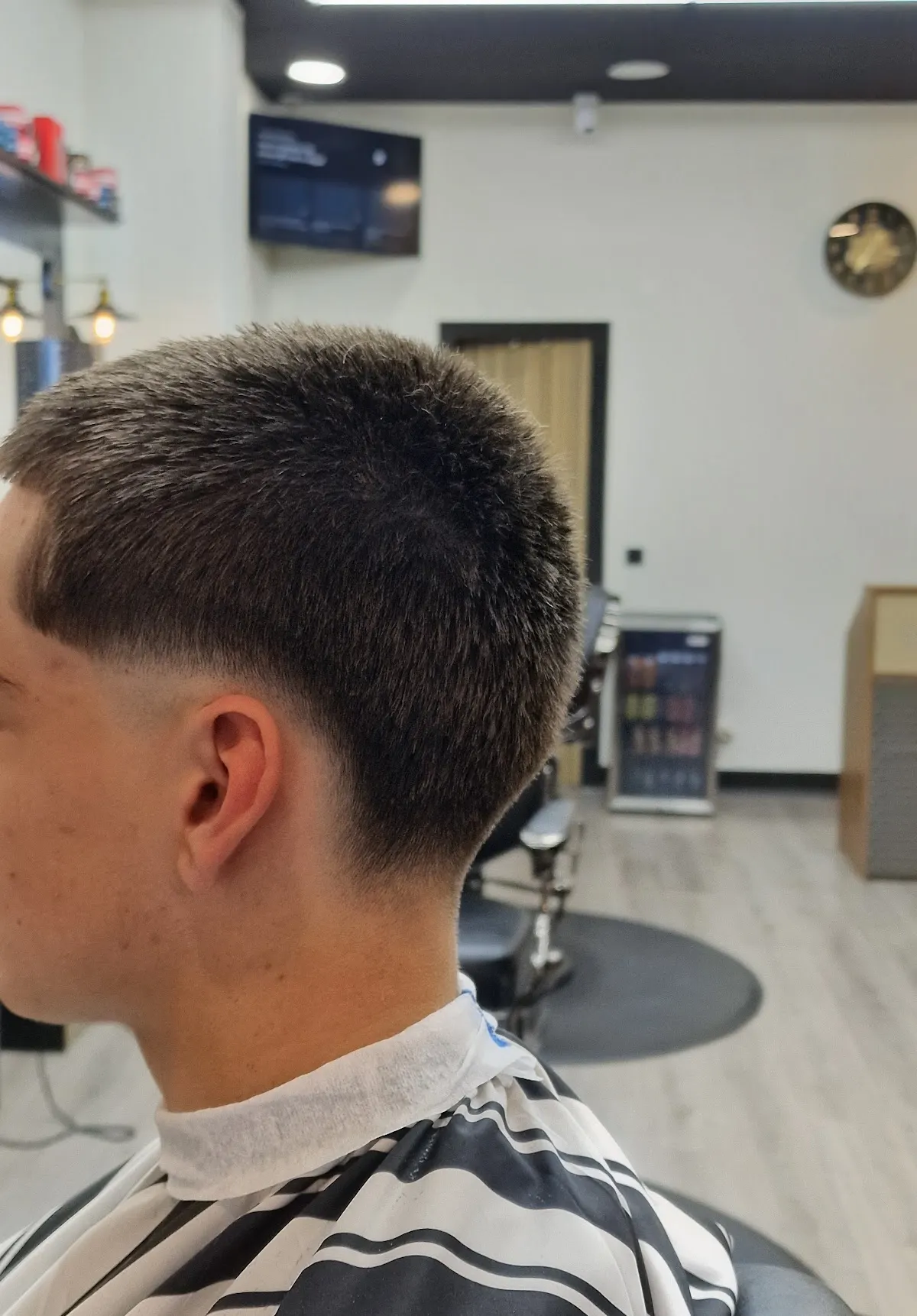 Corte masculino con degradado visto de perfil en Peluquería de caballero, Durango