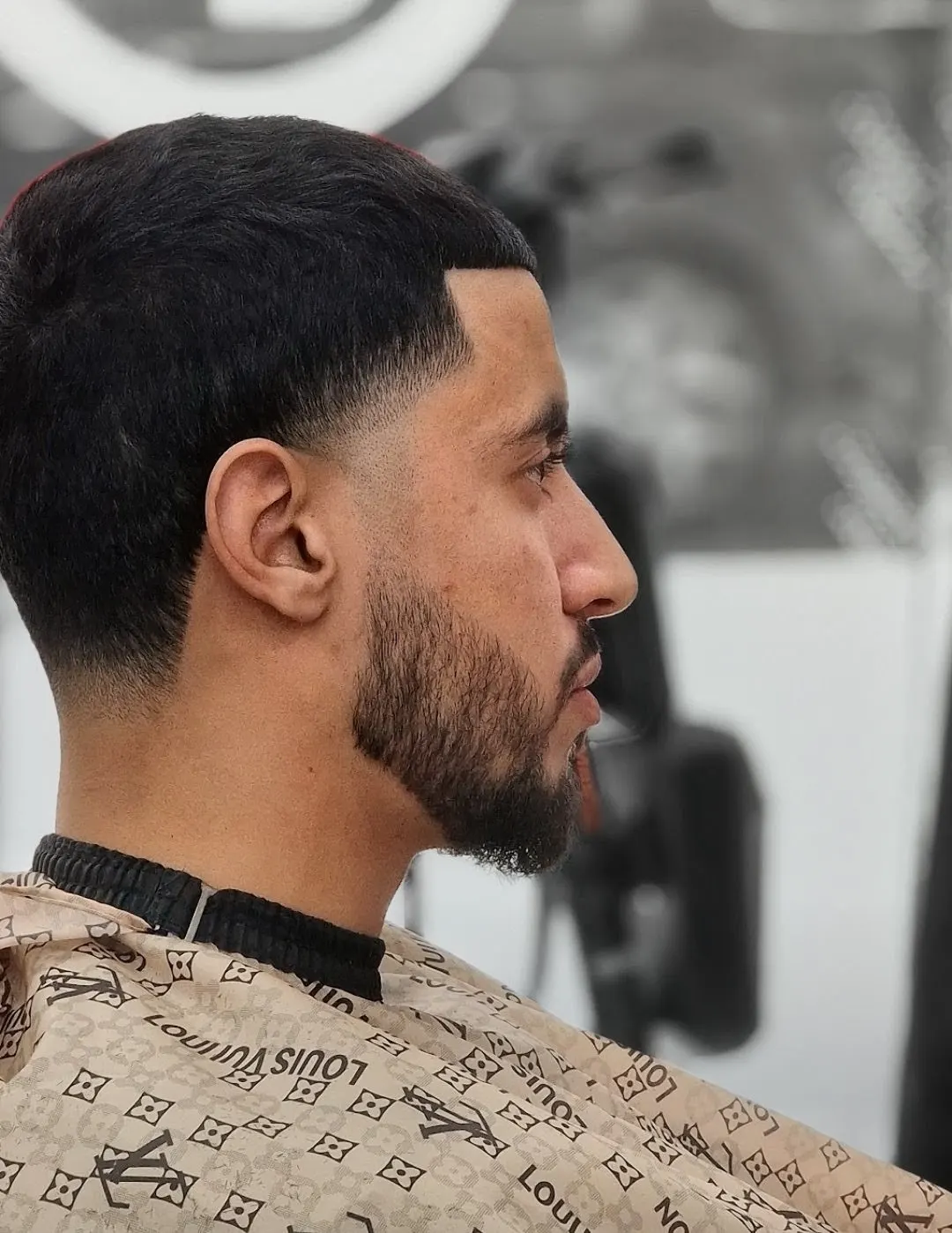 Corte de pelo y barba perfilados en Peluquería de caballero