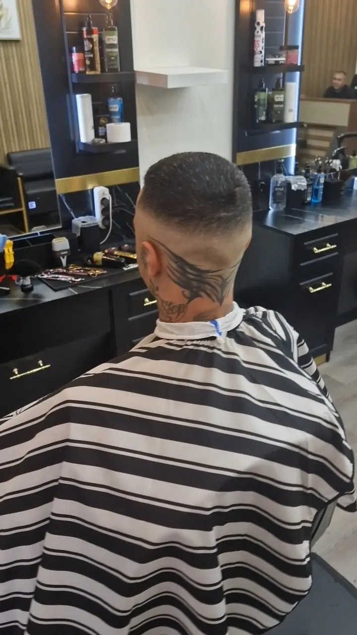 Vista posterior de un corte masculino con diseño en la nuca