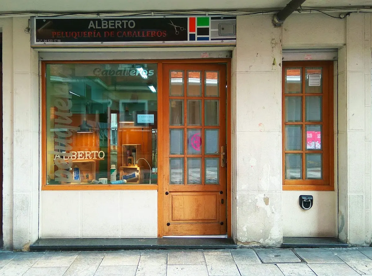 Fachada de la Peluquería de caballeros Alberto en Durango