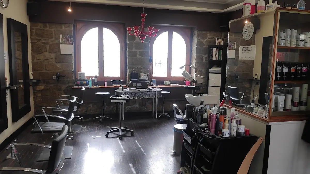 Interior de Peluquería Edertu, con sillones, espejos y puestos de trabajo