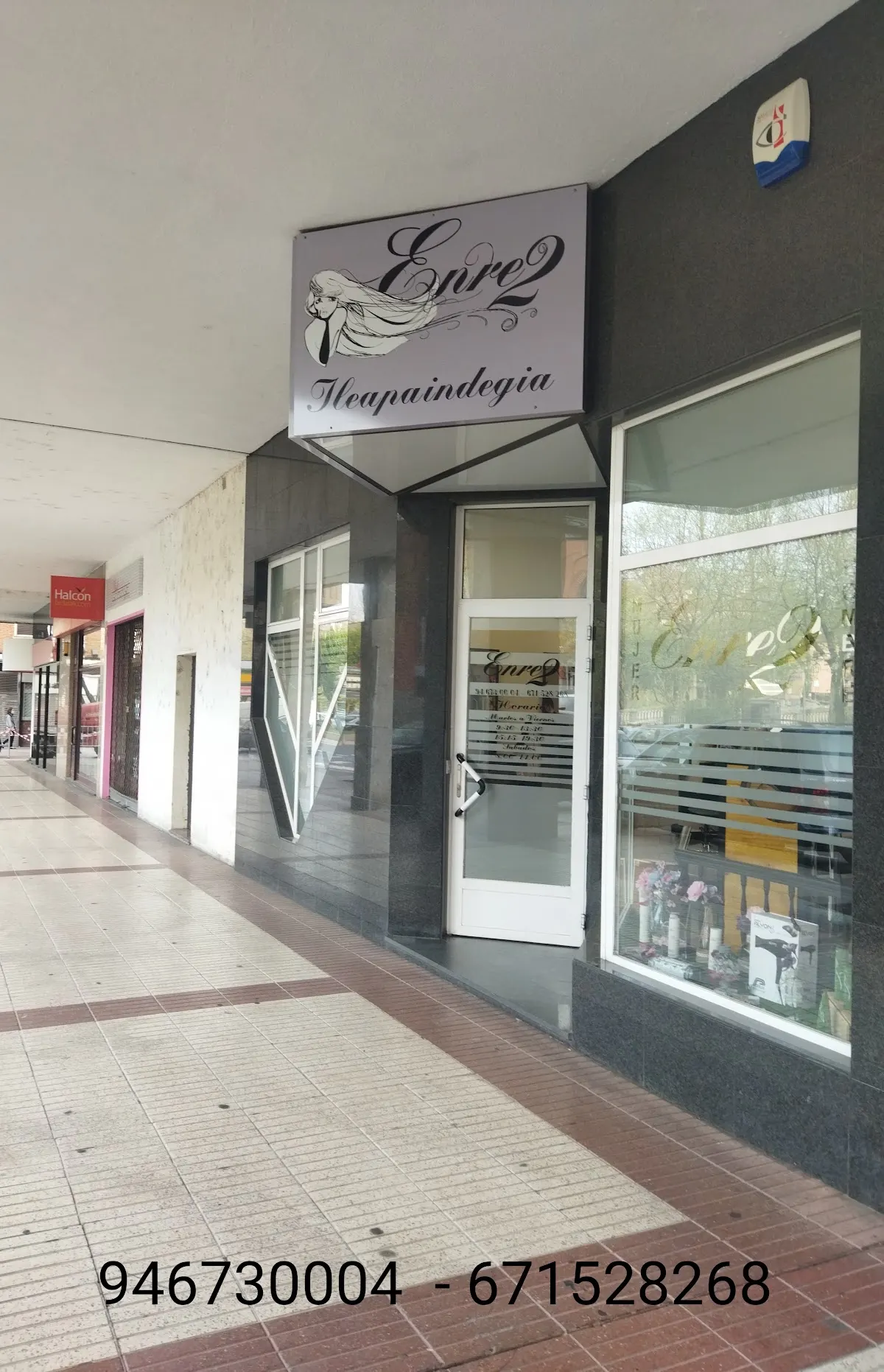 Entrada de Peluquería Enre2 bajo una galería comercial
