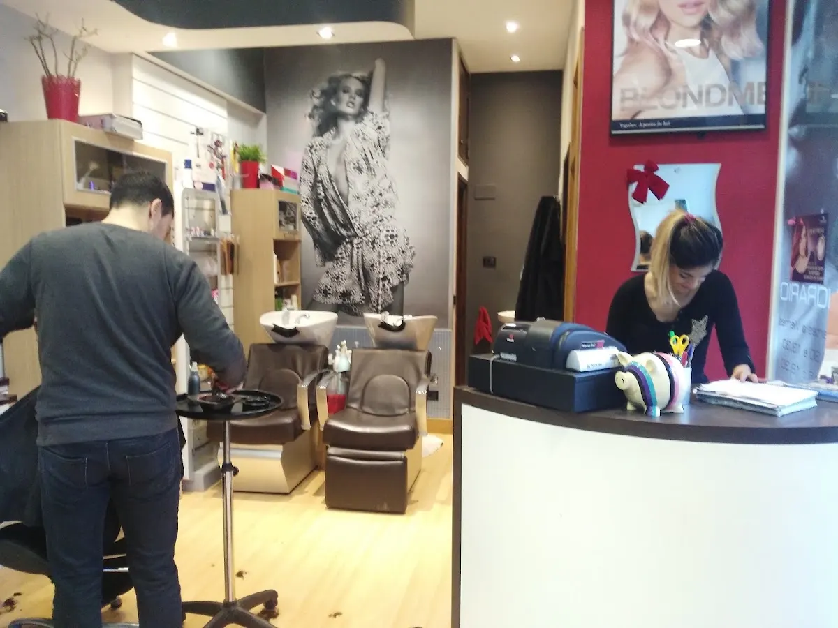 Interior de Peluquería Enre2 con puestos de peluquería y mostrador