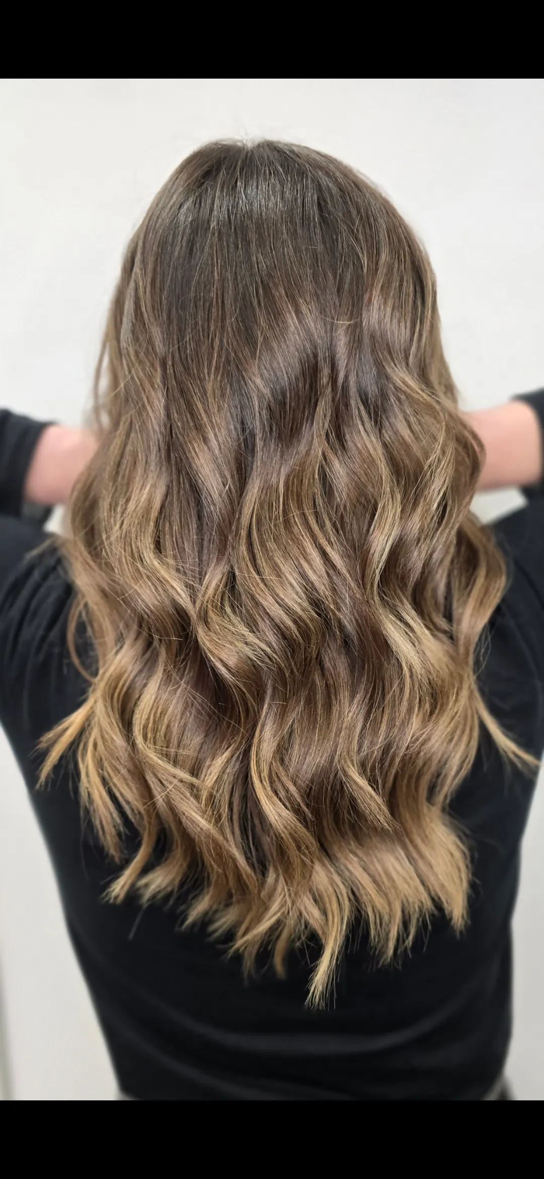 Cabello largo con ondas y mechas en una clienta de Peluquería Estudio Artik