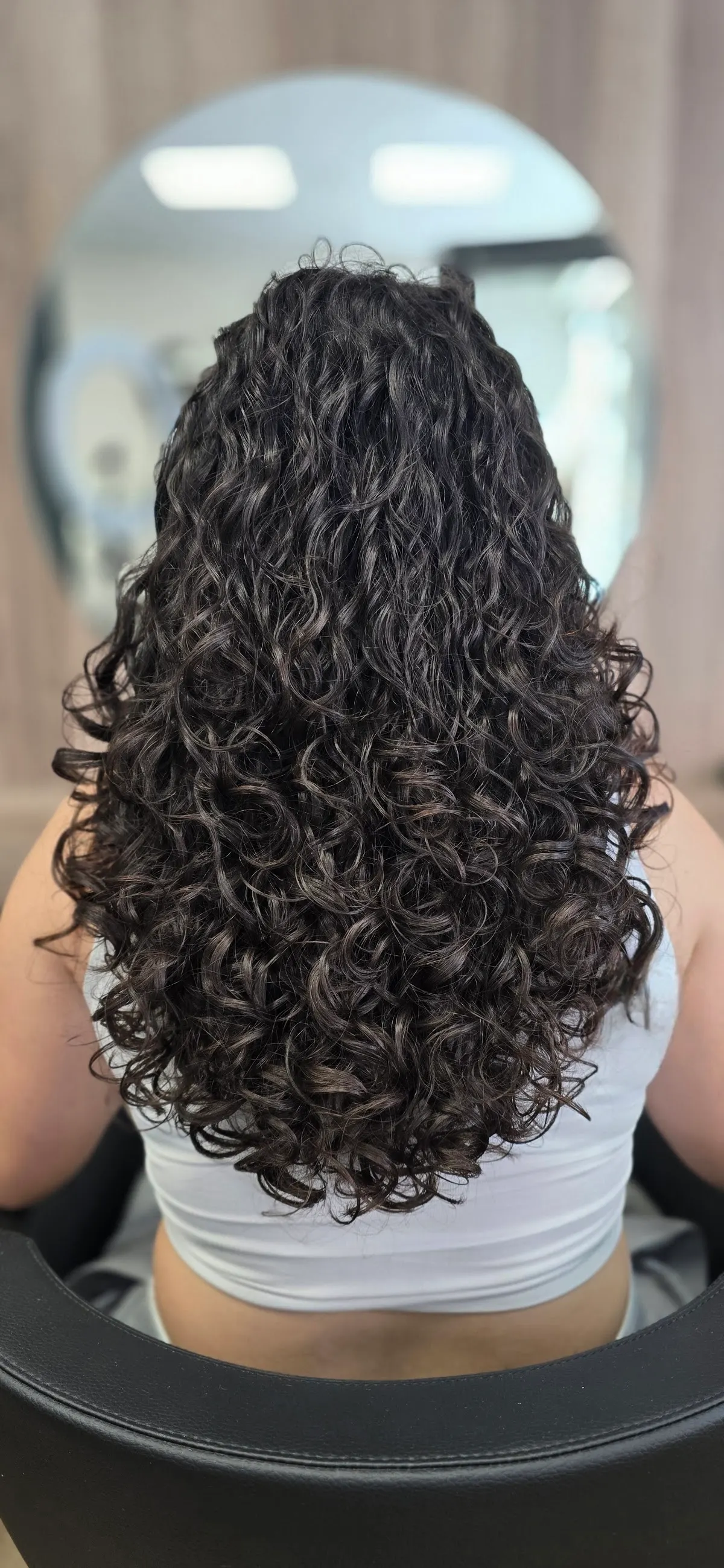 Cabello largo y rizado tras un servicio de peluquería en Estudio Artik