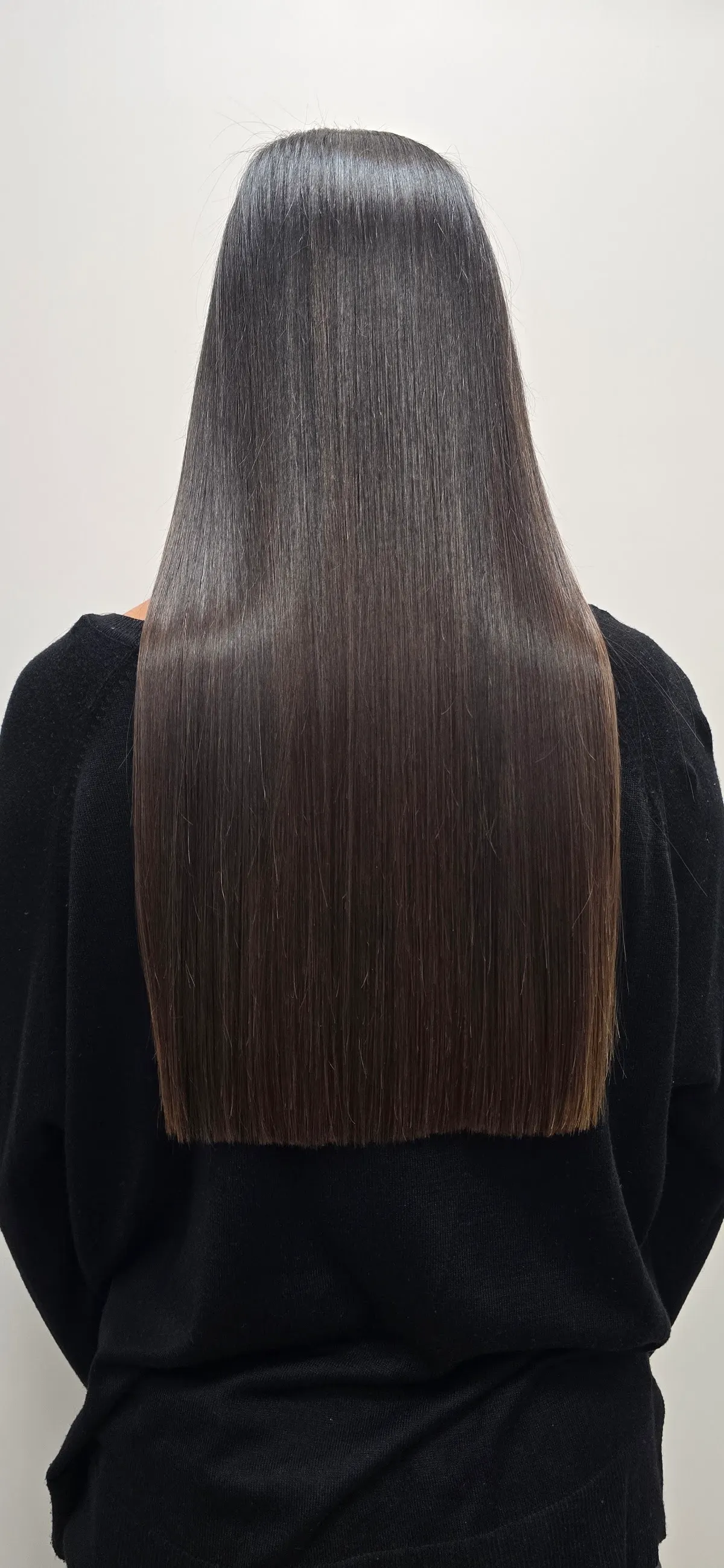 Cabello largo, liso y oscuro visto desde atrás en Estudio Artik