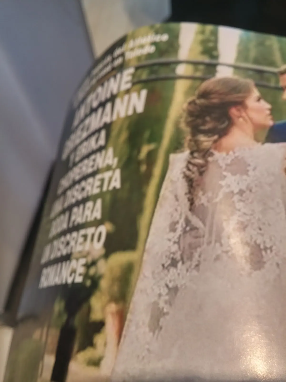 Imagen de una revista con una modelo con vestido de encaje junto a texto impreso.