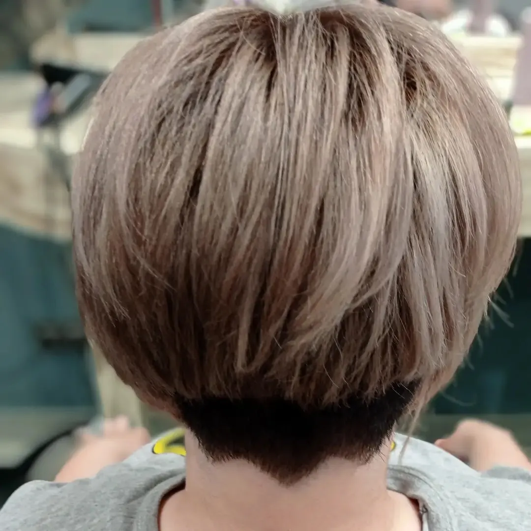 Corte corto de cabello visto desde atrás en Peluquería Milo