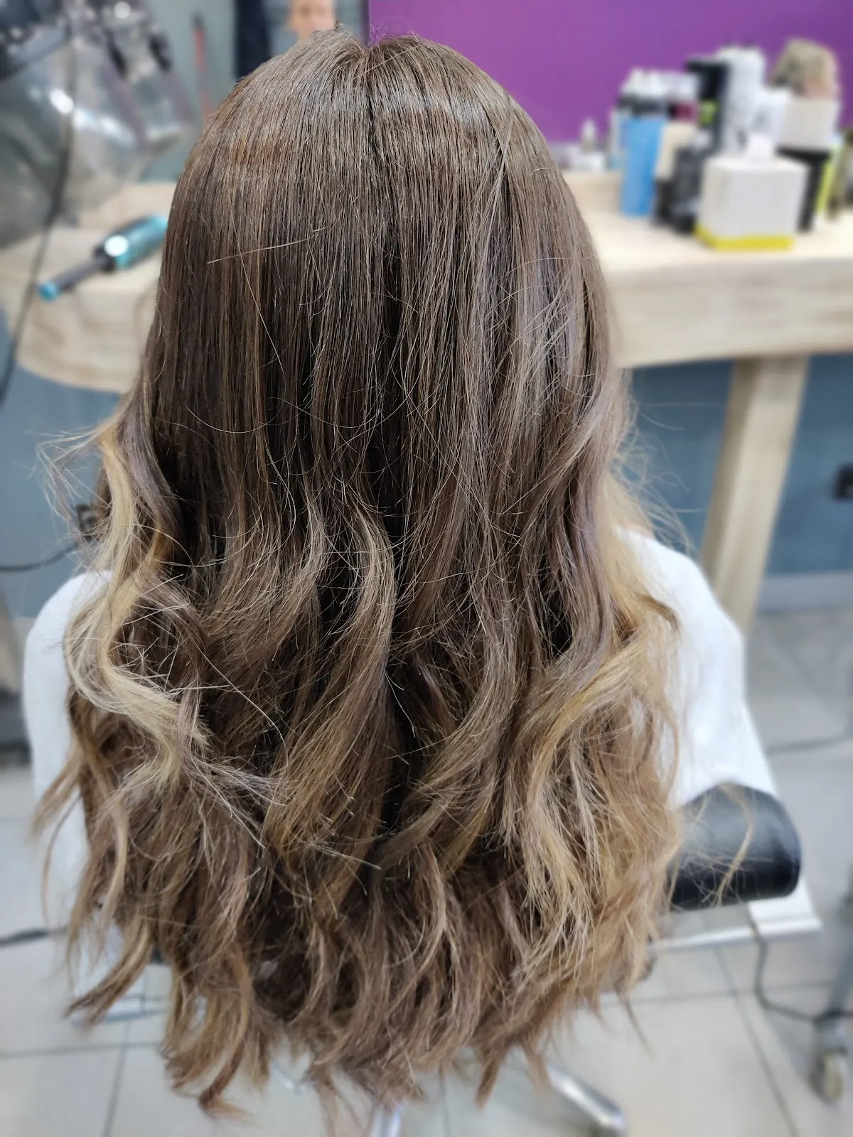 Cabello largo con ondas y degradado de color en Peluquería Milo
