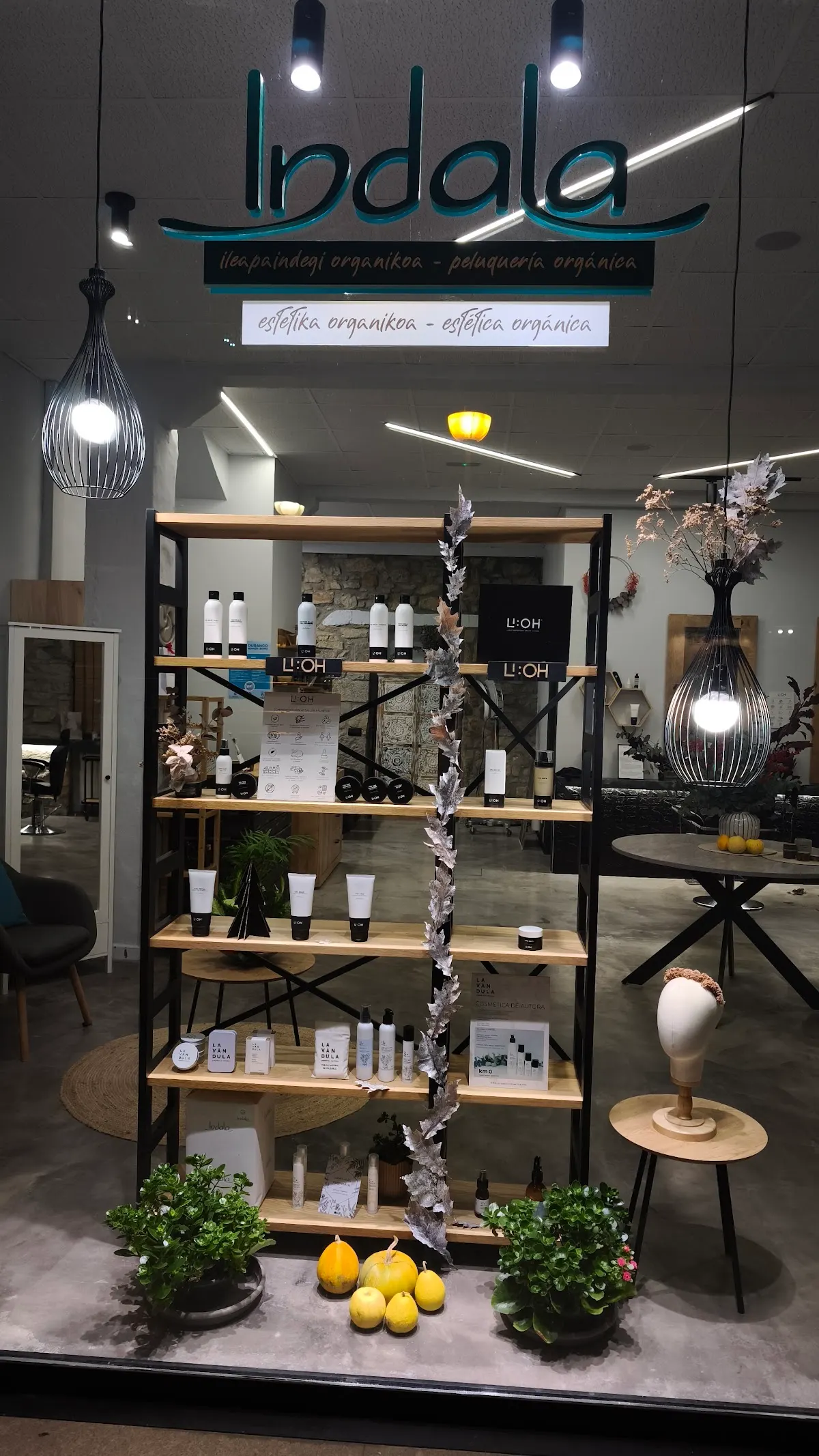 Escaparate de Peluquería Orgánica Indala con productos y el rótulo del salón.