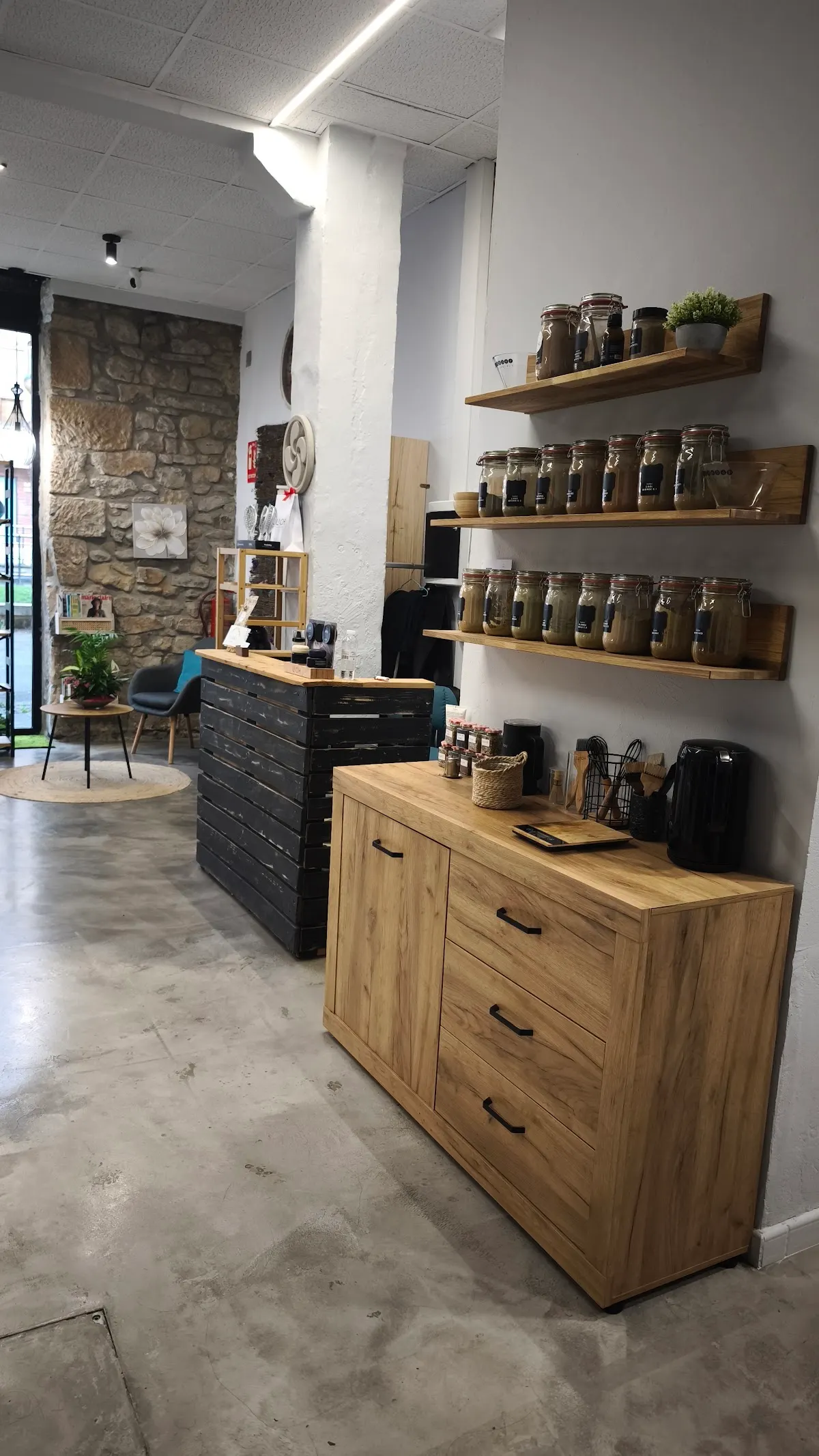 Zona interior de Peluquería Orgánica Indala con mostrador y estantes de productos.