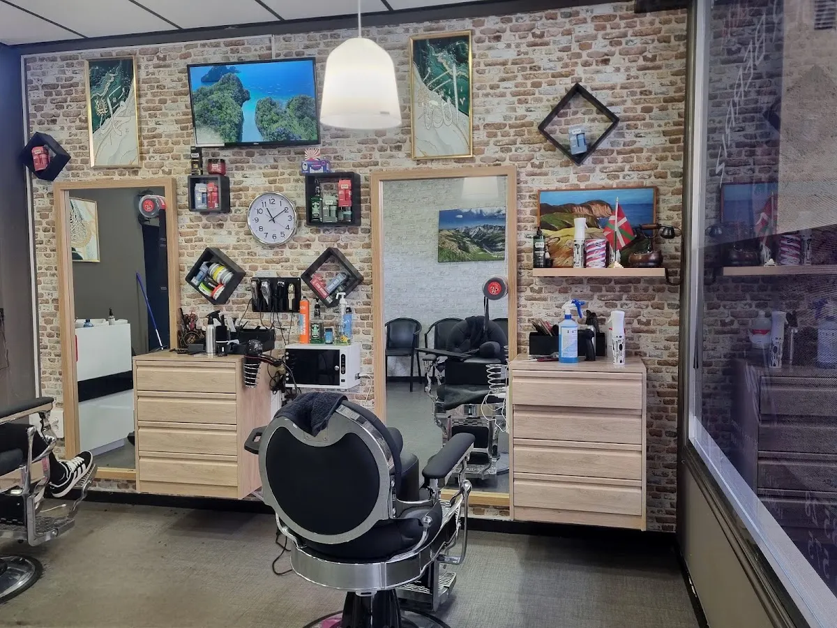 Interior de Peluquería Tazi con sillones de barbería