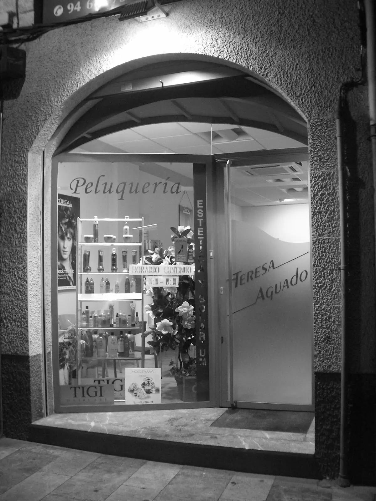 Fachada de Peluquería Teresa Aguado, con el escaparate y la entrada al local.