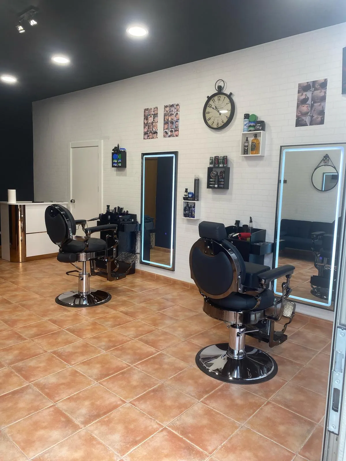 Interior de Peluquería Trañabarren Matiena, con sillones de barbero y espejos