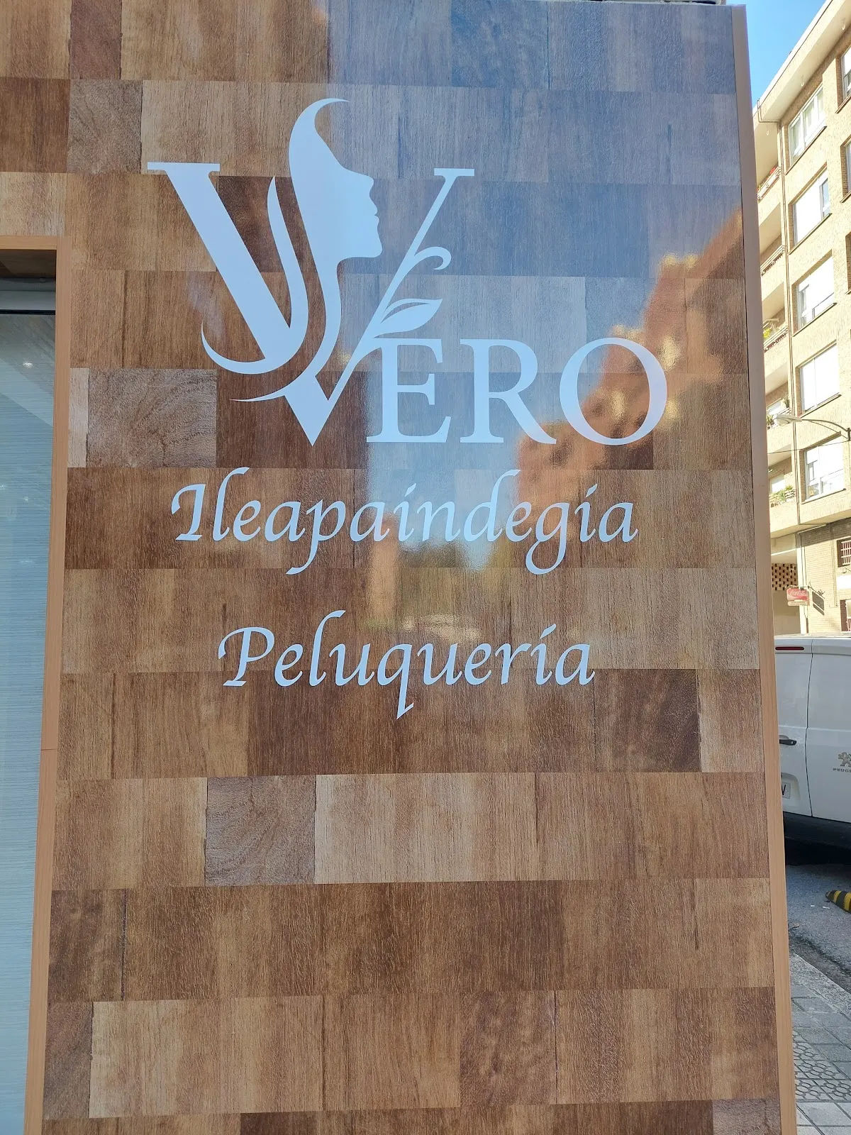 Rótulo de Peluquería Vero con el nombre en euskera