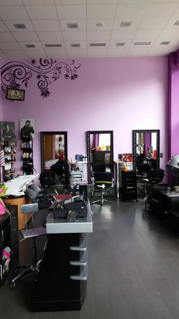 Interior de Peluquería y Salón de Belleza Irantzu, con puestos de peluquería y espejos.