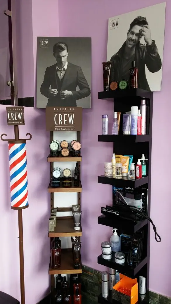Productos para el cabello y expositor con diseño de barbería en Peluquería y Salón de Belleza Irantzu.