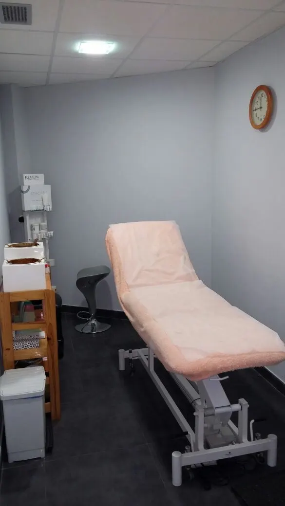 Camilla y equipamiento en una sala de estética de Peluquería y Salón de Belleza Irantzu.