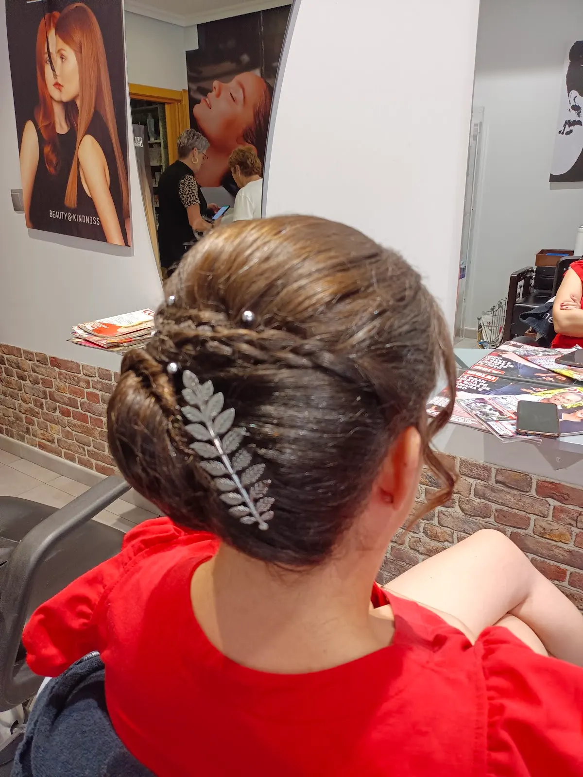 Recogido de pelo castaño con adorno plateado en Peluquería Yolanda Huertas.