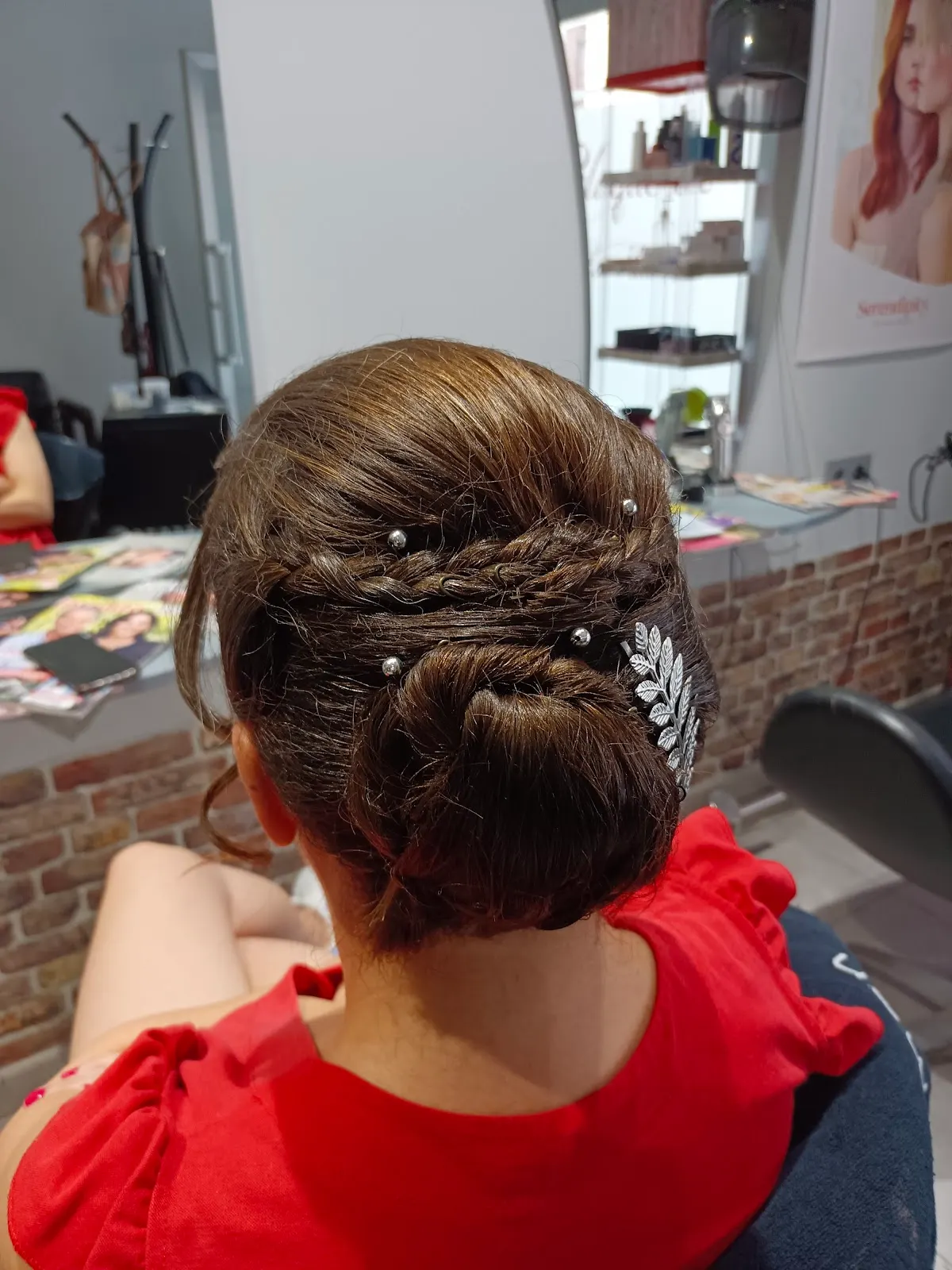 Vista posterior de un recogido de pelo castaño con adorno plateado en Peluquería Yolanda Huertas.