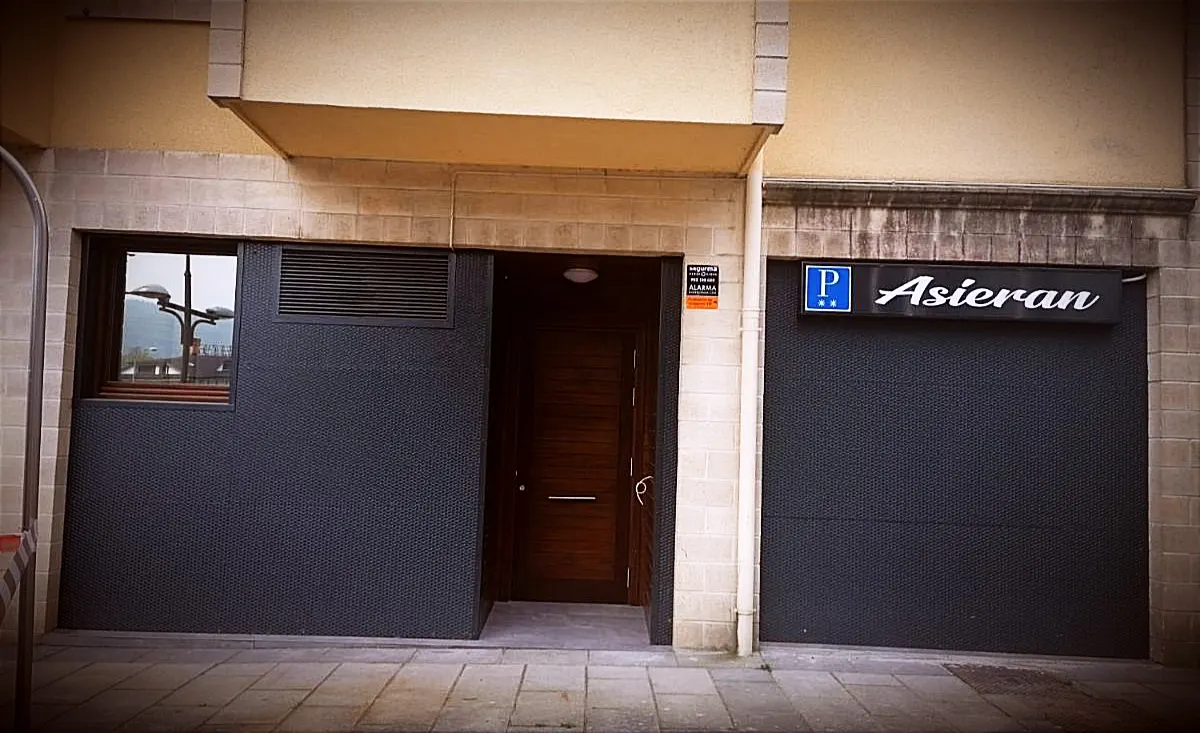 Entrada de la Pensión Asieran en Euba