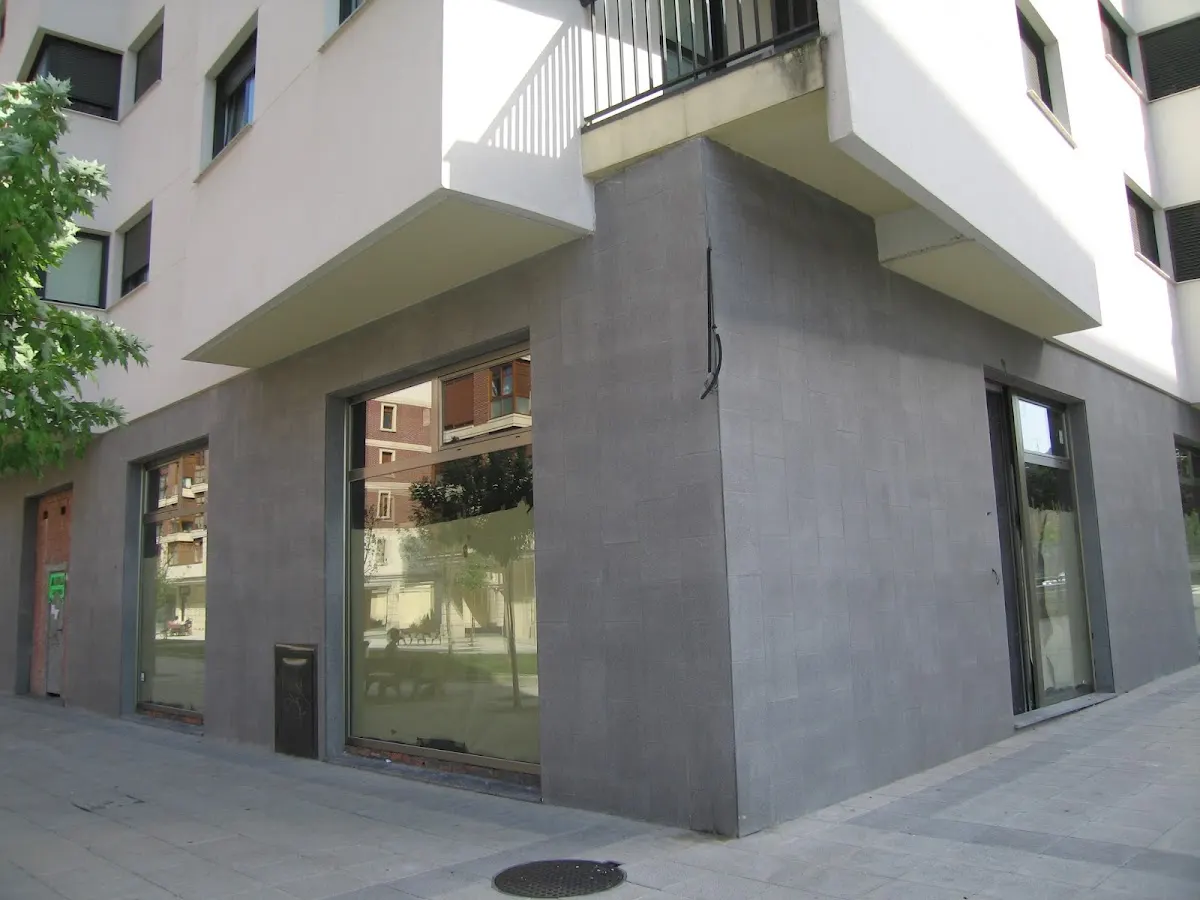 Fachada con ventanales del despacho de arquitectura en Durango