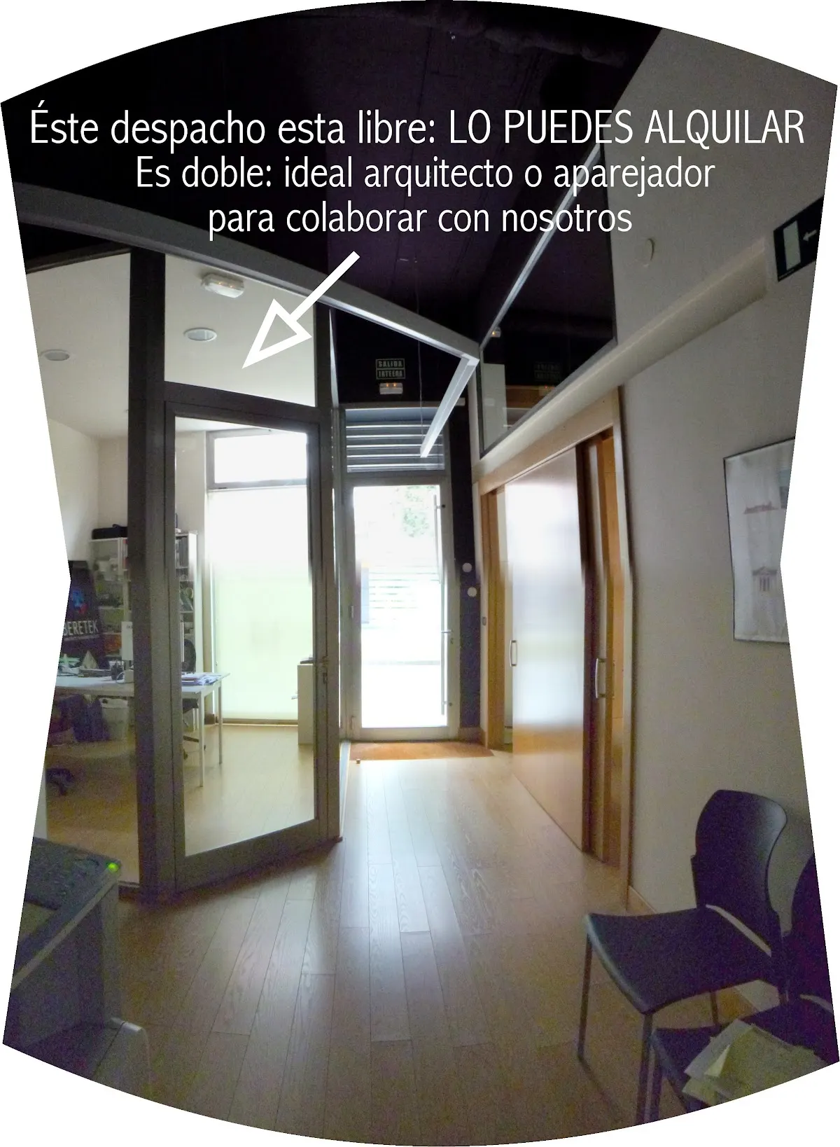Interior del despacho con un espacio indicado para alquilar