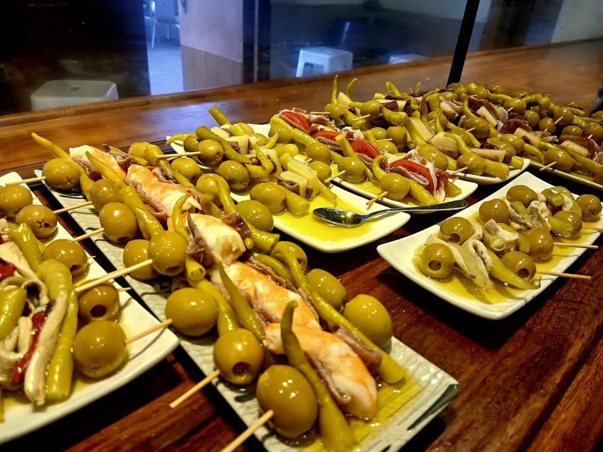 Bandejas de pintxos de aceitunas, guindillas y anchoas en Perratxika