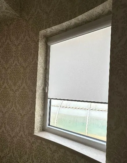 Ventana con estor blanco y marco revestido