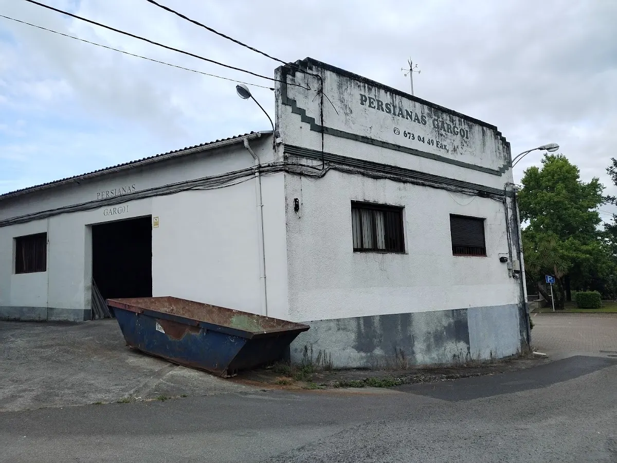 Exterior del local de Persianas Gargoi en Amorebieta-Etxano, con el rótulo en la fachada.