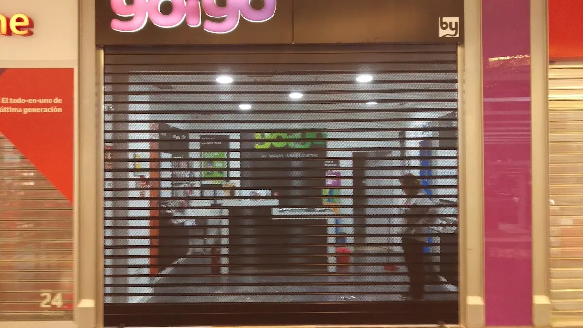 Persiana metálica bajada en el acceso a un local de Goyo
