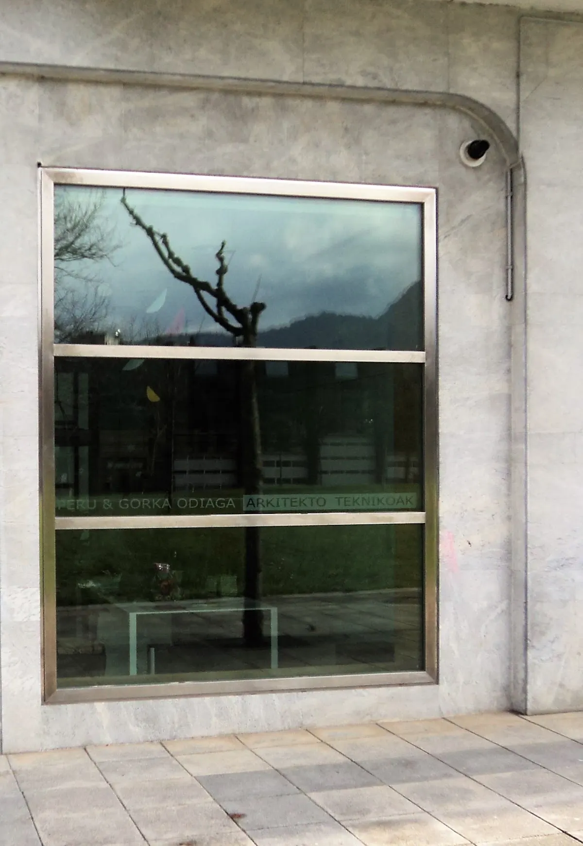 Ventana de la oficina de Peru-Gorka Odiaga Arkitekto Teknikoak en Durango.