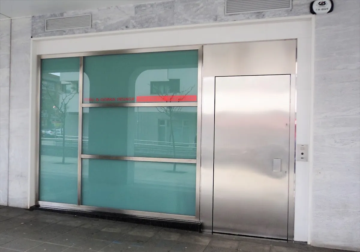 Acceso acristalado a la oficina de Peru-Gorka Odiaga Arkitekto Teknikoak.
