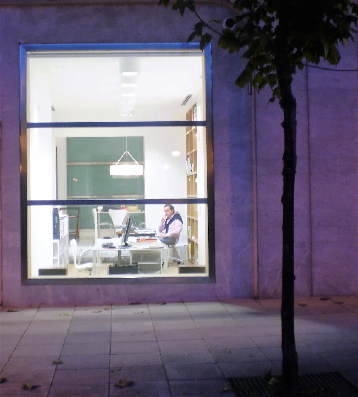 Interior de la oficina de Peru-Gorka Odiaga Arkitekto Teknikoak, visible desde la calle.
