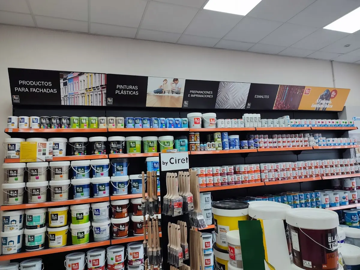 Estanterías de la tienda de Pinturas y decoración Martín S.L. con botes de pintura y herramientas