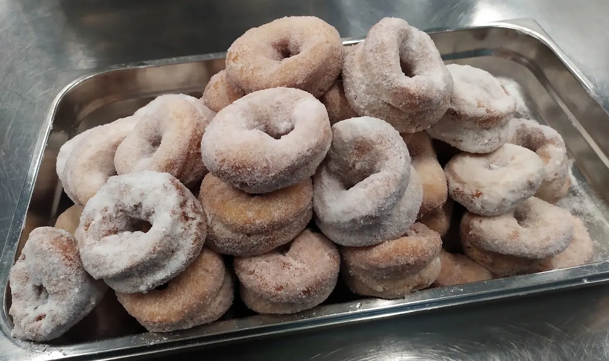Bandeja de rosquillas espolvoreadas con azúcar en Pio Pio