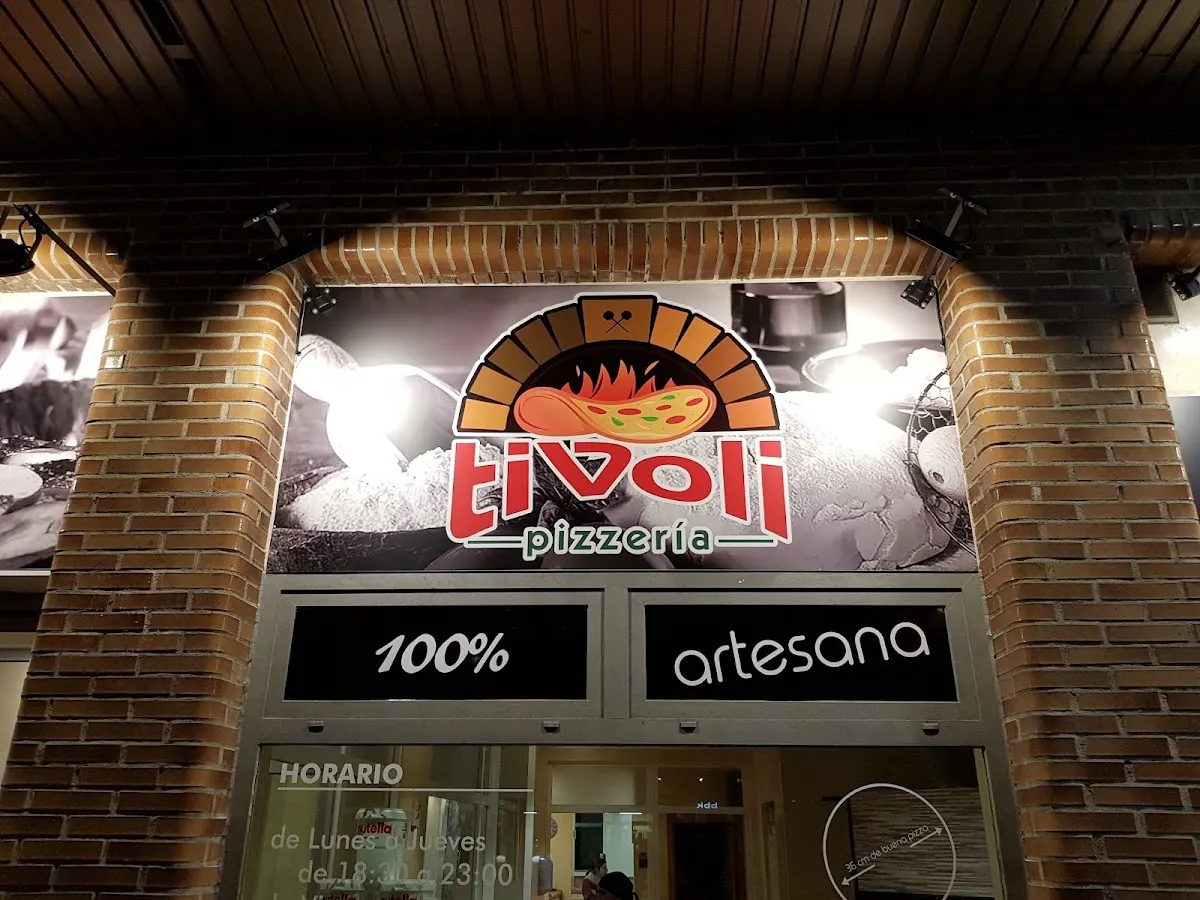 Fachada de Pizzería Tivoli en Durango, con el rótulo de la pizzería
